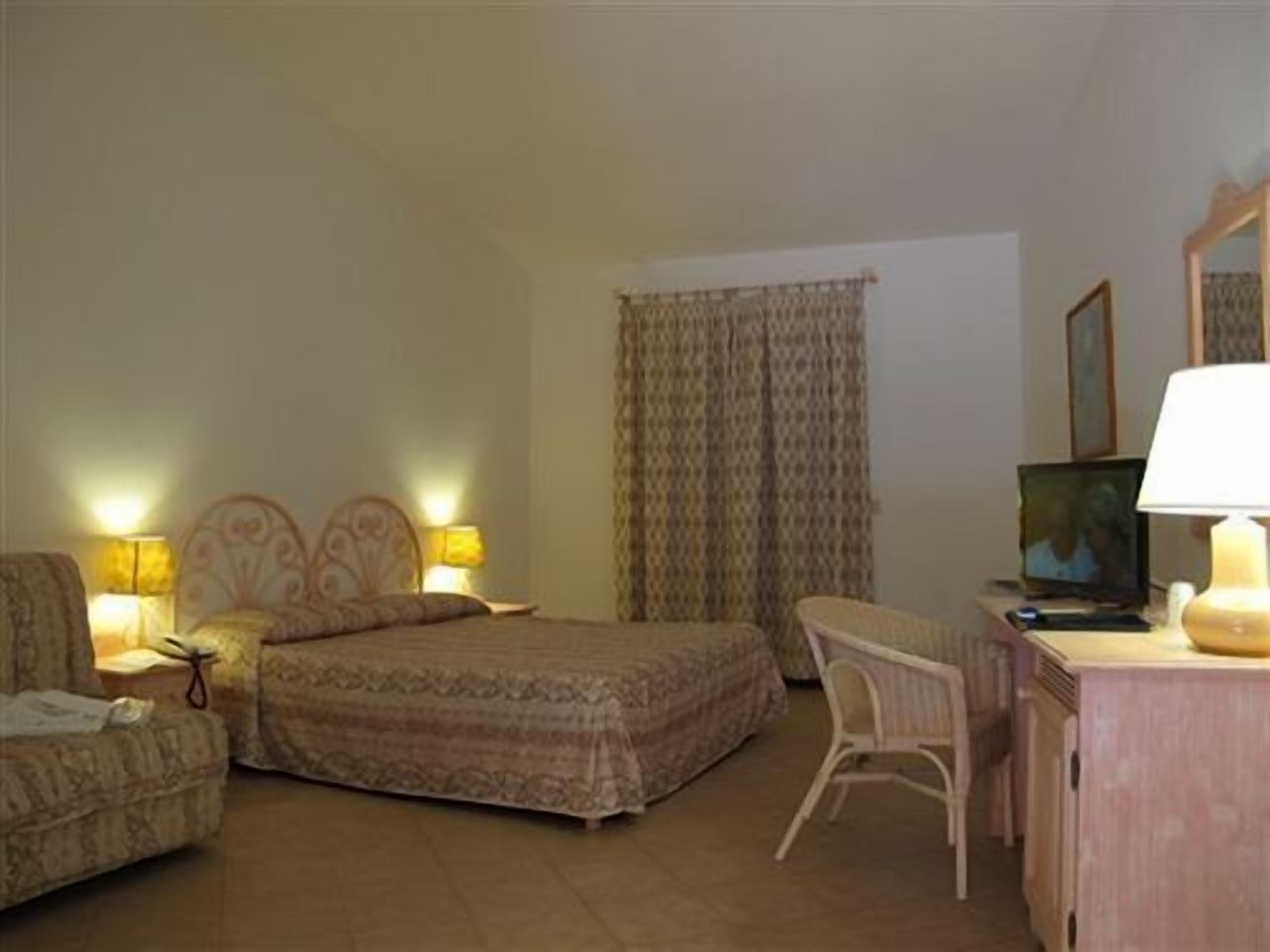 Godo Beach Hotel Baja Sardinya Dış mekan fotoğraf